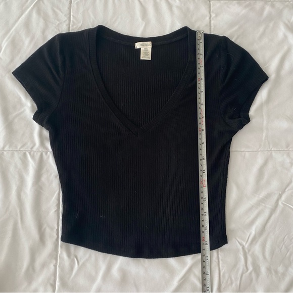 Ribbed V Neck Crop Top - Picture 4 of 4